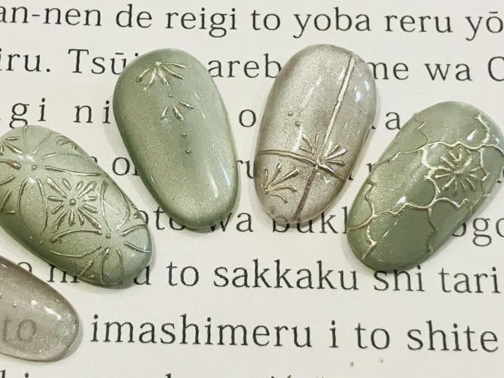 ネイルで2025年の秋冬を思い切り楽しむ：ネイリストが提案する季節のデザイン