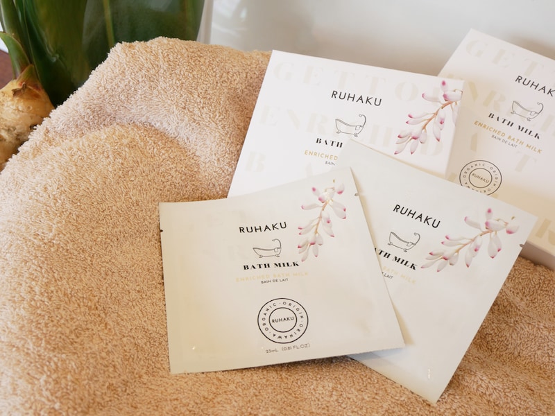 琉白(るはく)から「エンリッチバスミルク」誕生!月桃マスクの美容乳液に浸かるイメージ