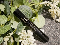 ハリアスの新作「HARIASリペア＆グロウマスカラ」ならメイクもケアもコレ1本