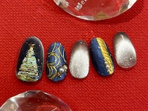 クリスマスと新年を楽しむネイルデザイン：ネイリストが提案する季節のデザイン