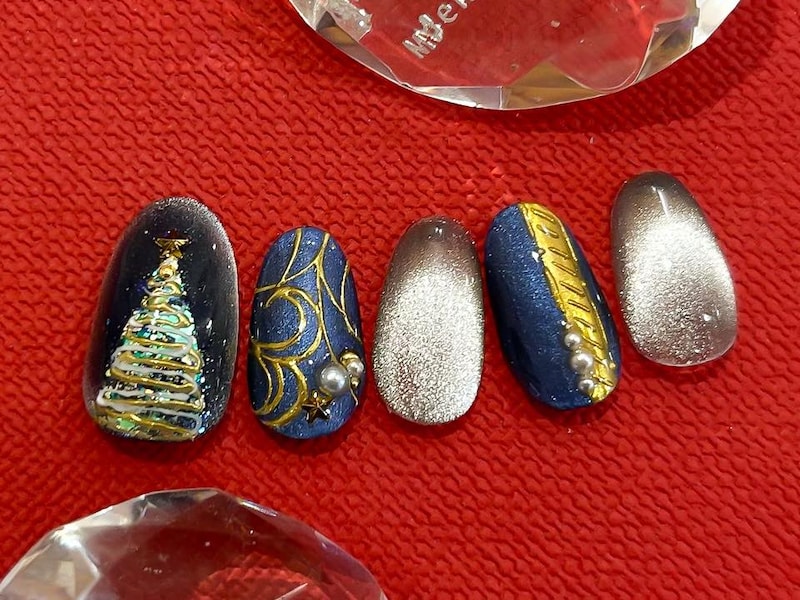 クリスマスと新年を楽しむネイルデザイン：ネイリストが提案する季節のデザイン