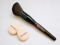 ROSY ROSA（ロージーローザ）「パウダーブラシEX アングルド」登場！指先パフもおすすめ