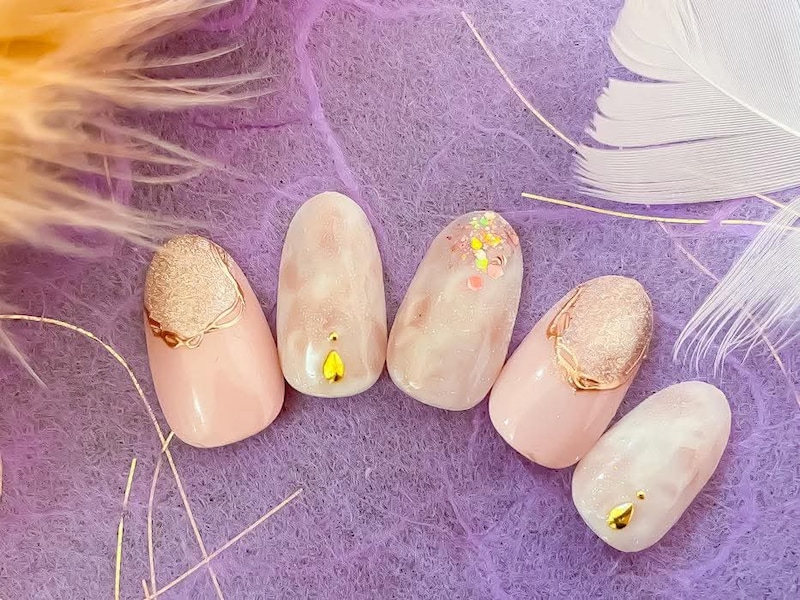 3月は卒業の季節！ママも娘も楽しむ卒業式ネイル：ネイリストが提案する季節のデザイン