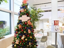 表参道のオルビスがクリスマスパーティー仕様に！HOHOEMIコラボの限定化粧水ボトルが登場