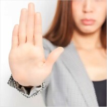 職場で嫌われる40代女性が無意識にしている「癖」