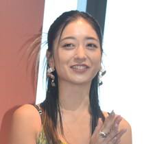 みちょぱ「夫が在宅中もトイレ開けっ放し」告白で気になる「あの“2メートル級”記念写真を見せたか」