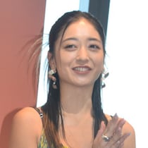 みちょぱ「夫が在宅中もトイレ開けっ放し」告白で気になる「あの“2メートル級”記念写真を見せたか」