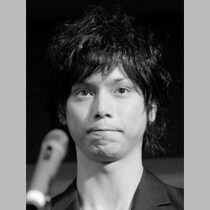 水嶋ヒロが「イケパラの難波先輩と同一人物とは思えない」！激変という言葉がぴったりな「白T姿」に驚きの声