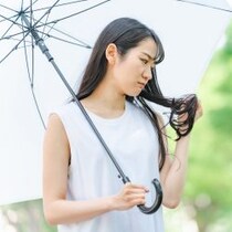 髪がうねってまとまらない……梅雨に重宝するヘアケア商品3選