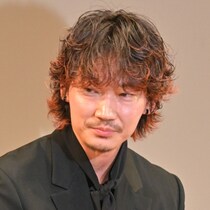 「カメラマンが恋人」発言も納得！？綾野剛 潜入ドッキリで見せたスタッフへの「5年越しの敬意」