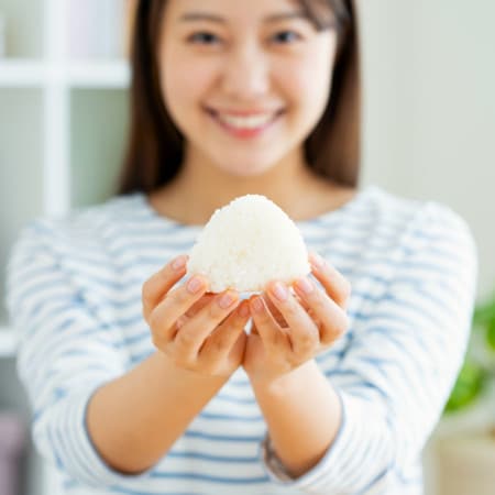 忙しい朝にやってられない！爆速でできる“握らない”おにぎりの作り方