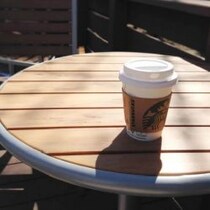 スタバ、一部店舗で「総額10万円の過剰請求」謝罪も返金方法に「本当に返す気ある？」の声が出たワケ