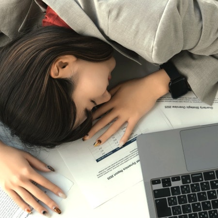 デスクワークの集中力をアップする!暖房の効いた部屋での眠気対策