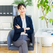 冷え性改善！オフィスでこっそりできる“座りながら”の温活3分間ストレッチ