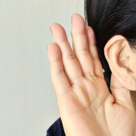 耳が遠くなってきたけど補聴器は大げさかも……スマホで操作できる最新の「集音器」がスゴい！