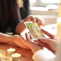 嫌われているかも……そんな不安を解消して答えを導く「タロット占い」の“YES NO占い”