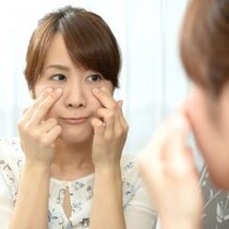 目の下のクマがヤバい！目立たなくするコスメ2選