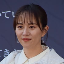 【放送局占拠】比嘉愛未“裕子”の双子か？ラストシーンで不敵な笑みを浮かべていた「首にホクロのある女」は誰か