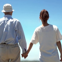 周囲にはどう思われているのか……「年の差婚」の“あるある”