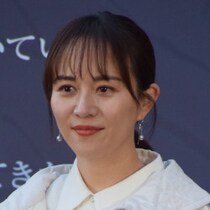 【放送局占拠】比嘉愛未“裕子”の双子か？ラストシーンで不敵な笑みを浮かべていた「首にホクロのある女」は誰か