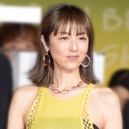 高岡早紀「犬を触らないで下さい」散歩中のトラブル報告に賛否「本当の愛犬家ならしない」