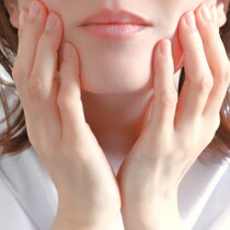 40代女性が欠かさず行っている「ほうれい線」対策は試す価値あり