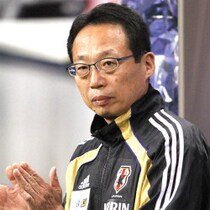 「脅迫電話が止まらない」岡田武史氏が“凄まじきプレッシャー”回顧で蘇る！それでも見せた「カズ外し」胆力