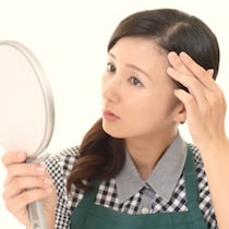 【医師が解説】季節の変わり目は「抜け毛」が増える！原因となるNG習慣と予防策とは？