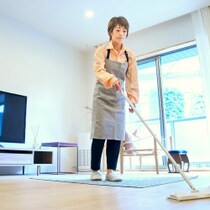 【ママたちの掃除術⑩】掃除機をかけたくない日はコレ！「フローリングワイパー」活用術