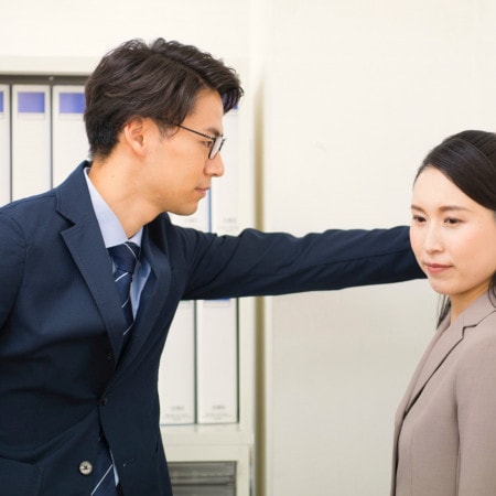 面倒なことは嫌！「職場恋愛」を避ける女性たちのテクニック