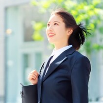 フレッシャーズの7割強が望んでいる！「初めてのスーツ」は誰と買いに行く？