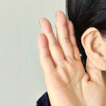 耳が遠くなってきたけど補聴器は大げさかも……スマホで操作できる最新の「集音器」がスゴい！