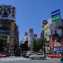 「ニノ？」「山P？」渋谷に出現「アーティスト合成顔」広告の正体巡り考察沸騰！「瞳に移っている人」がヒントか