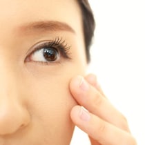 それって逆効果かも！？40代女性のNGなアイメイク