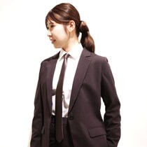 背景にあるのは“自分らしさ”！女性の着る「メンズスーツ&ネクタイ」が人気のワケ