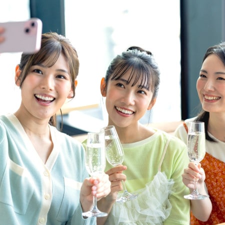 二重あごを撃退して“写真映え”を狙う！撮影前に実践したい「顔ヨガ」