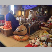 「ぬい活」ブームで気になる「人形供養」の現場に密着、住職が語る「人形の魂抜き」