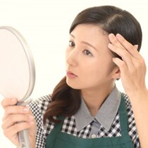 【医師が解説】季節の変わり目は「抜け毛」が増える！原因となるNG習慣と予防策とは？