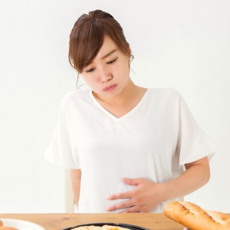 胃腸の働きを活性化させてエネルギーに変える、食後の「1分消化促進ストレッチ」