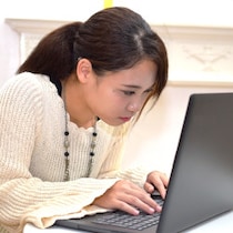 姿勢を正す時間がなくてもできる！たった1分の「猫背改善法」