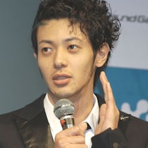 【探偵さん、リュック開いてますよ】オダギリジョー　スゴイ衣装でナマ脚大放出は「テレ朝ドラマ最終回盛りあげ要員」の証