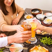 会社の「飲み会離れ」が進む中、働く女性たちの“賢い”振る舞い方とは？