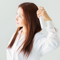 数ヵ月後に後悔しない！髪のパサつきを回避するための“外出前のUVスプレー”習慣とは？