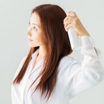 数ヵ月後に後悔しない！髪のパサつきを回避するための“外出前のUVスプレー”習慣とは？