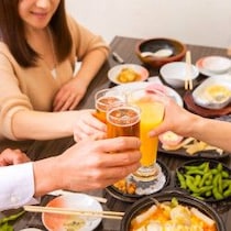 会社の「飲み会離れ」が進む中、働く女性たちの“賢い”振る舞い方とは？