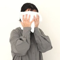 夏のドロドロメイクを防ぐ！朝の「冷やしタオル」習慣の効果