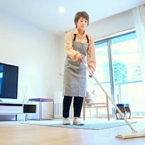 【ママたちの掃除術⑩】掃除機をかけたくない日はコレ！「フローリングワイパー」活用術