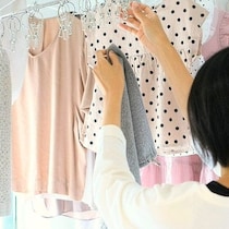なかなか乾かない、ニオイがキツイ……梅雨どきに役立つ「部屋干し」アイテム