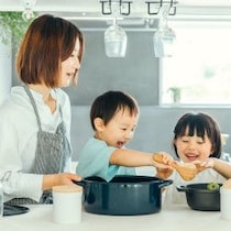 手間を考えるとできれば回避したい……子どもの「手伝いたい」欲求にはどう対処する？