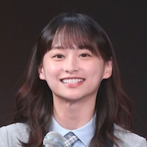 影山優佳 ピチピチシャツで細身ボディラインが露わに…チャックの“ちょい開け”にツッコミ